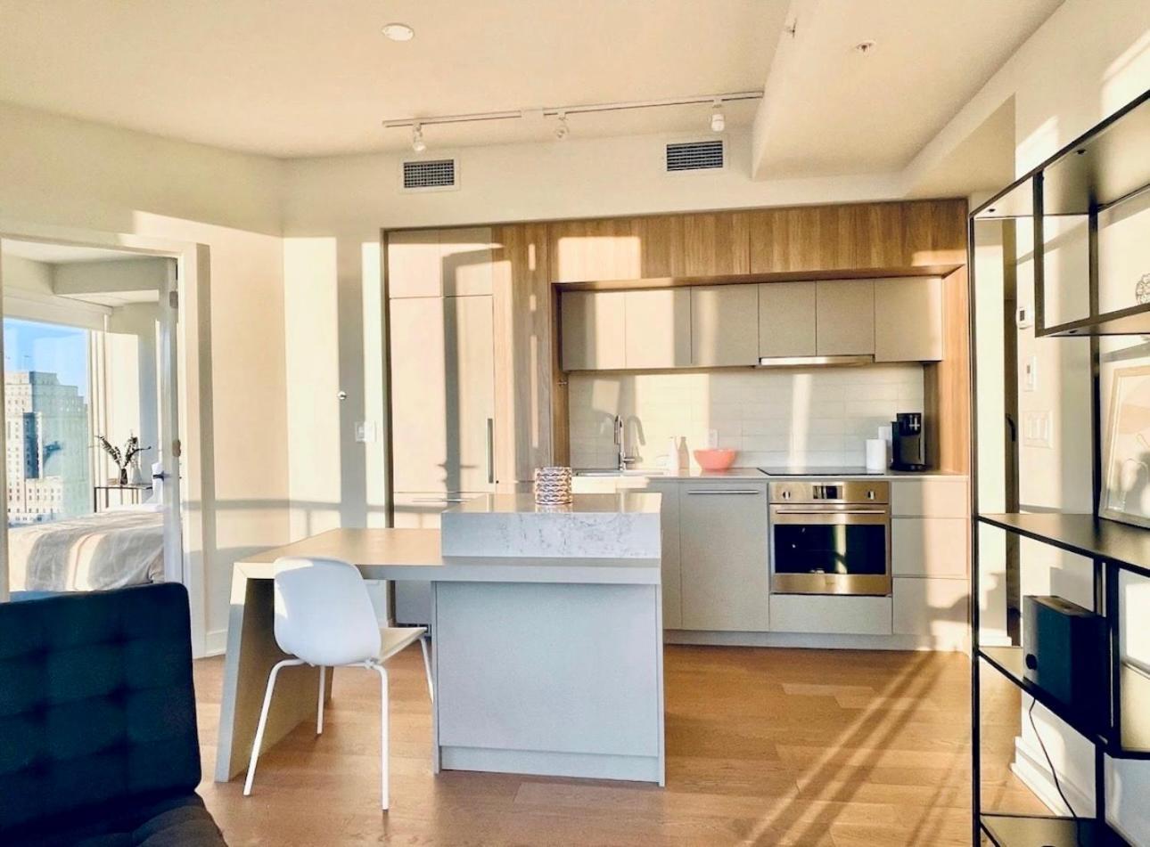 Spectacular Skyline Views - Downtown Montreal - Luxury Condo & Penthouse Room photo
