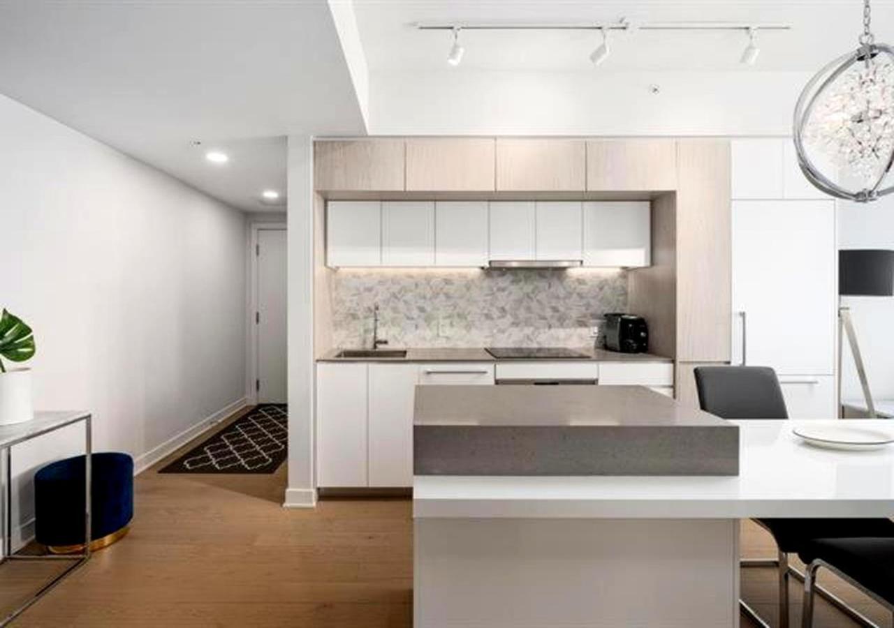 Spectacular Skyline Views - Downtown Montreal - Luxury Condo & Penthouse Room photo